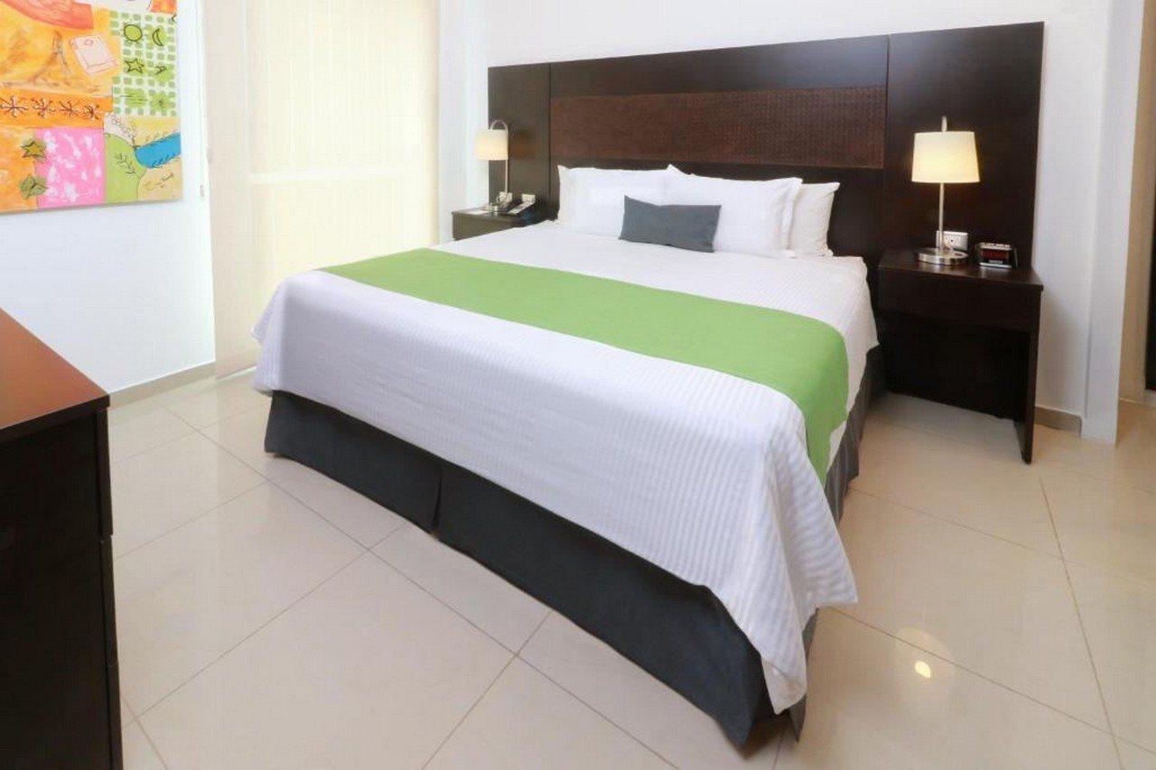 Отель Wyndham Garden Guadalajara Acueducto Сапопан Экстерьер фото