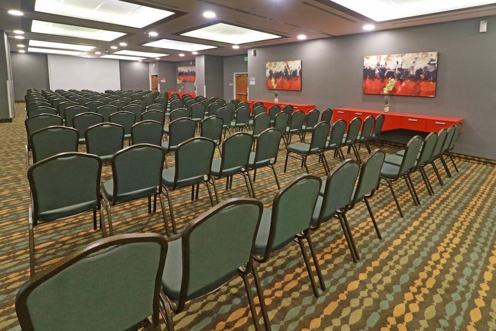 Отель Wyndham Garden Guadalajara Acueducto Сапопан Экстерьер фото