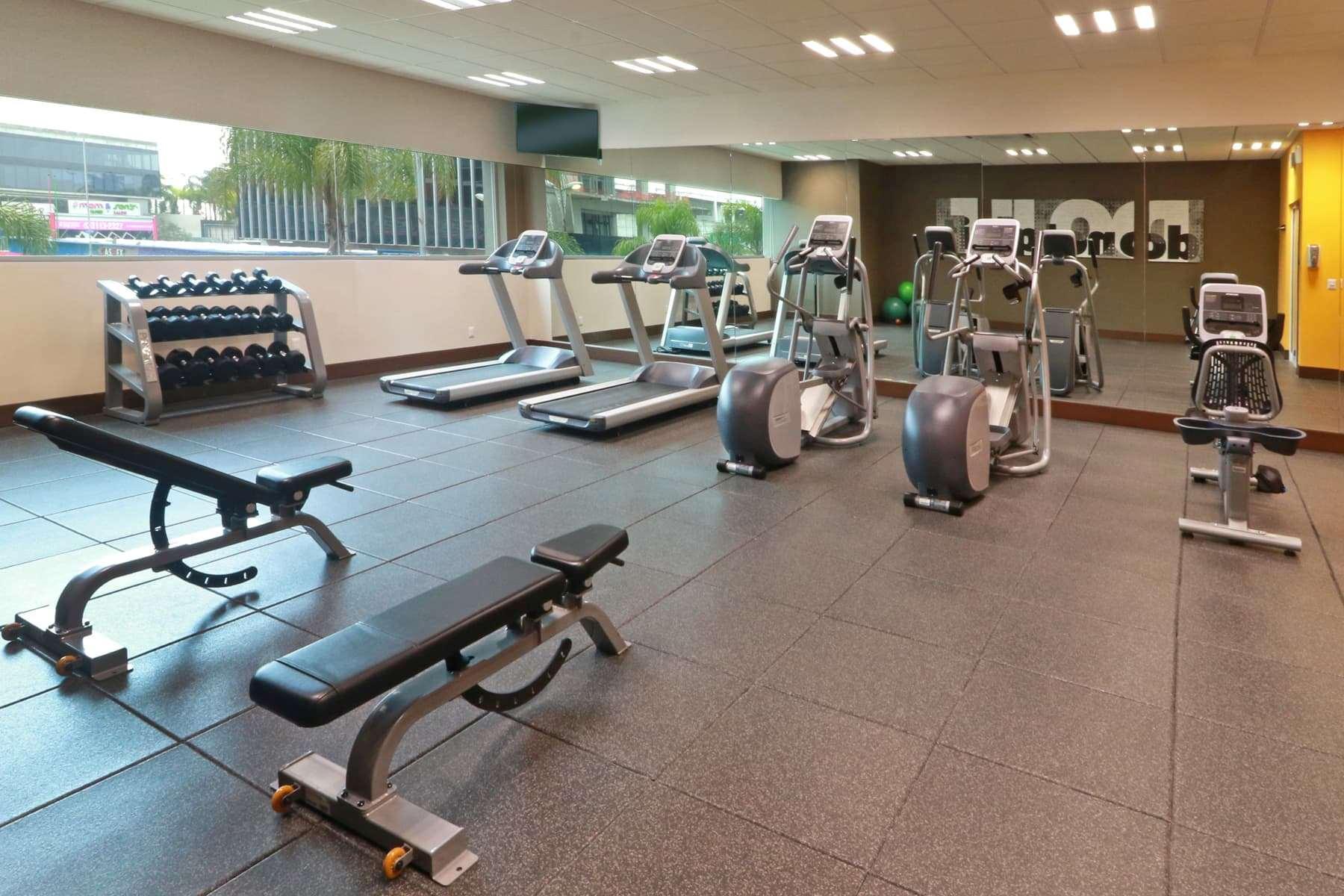Отель Wyndham Garden Guadalajara Acueducto Сапопан Экстерьер фото