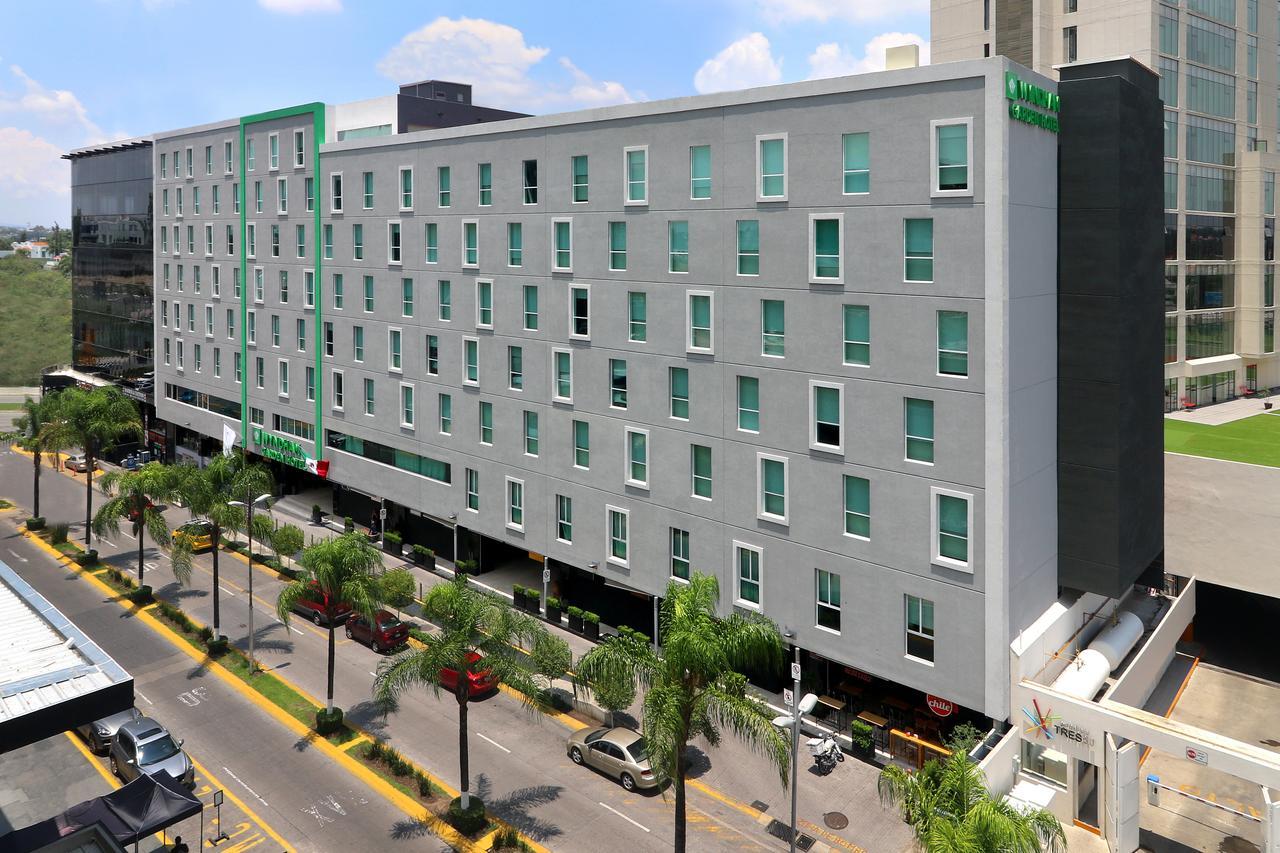 Отель Wyndham Garden Guadalajara Acueducto Сапопан Экстерьер фото