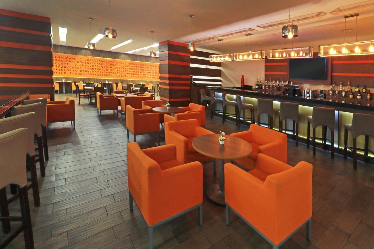 Отель Wyndham Garden Guadalajara Acueducto Сапопан Экстерьер фото