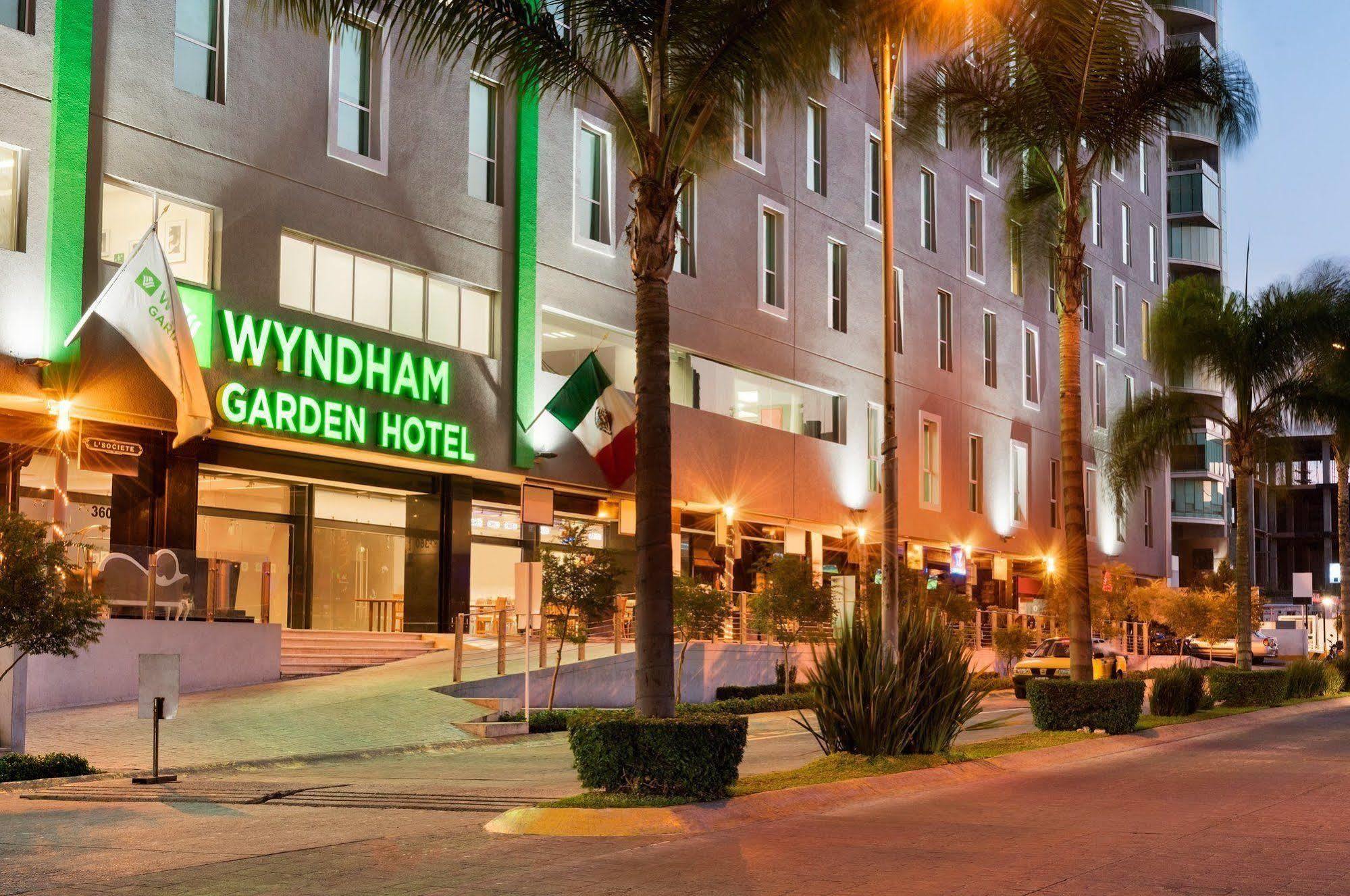 Отель Wyndham Garden Guadalajara Acueducto Сапопан Экстерьер фото
