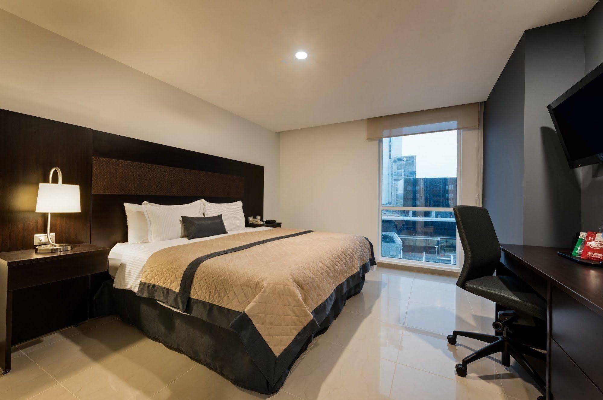 Отель Wyndham Garden Guadalajara Acueducto Сапопан Экстерьер фото