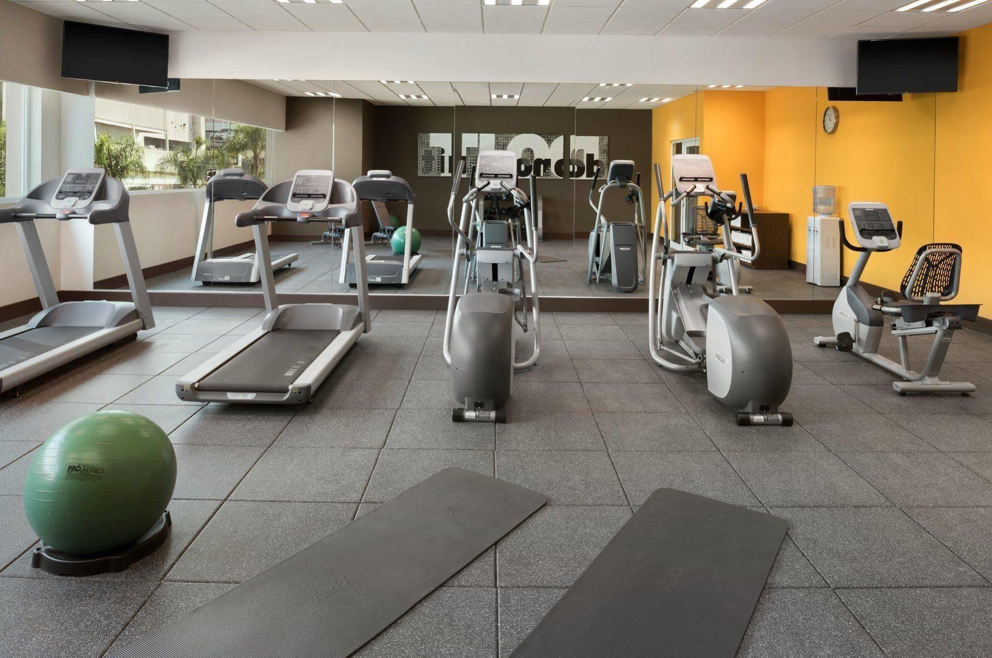 Отель Wyndham Garden Guadalajara Acueducto Сапопан Экстерьер фото