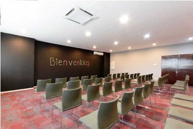 Отель Wyndham Garden Guadalajara Acueducto Сапопан Экстерьер фото